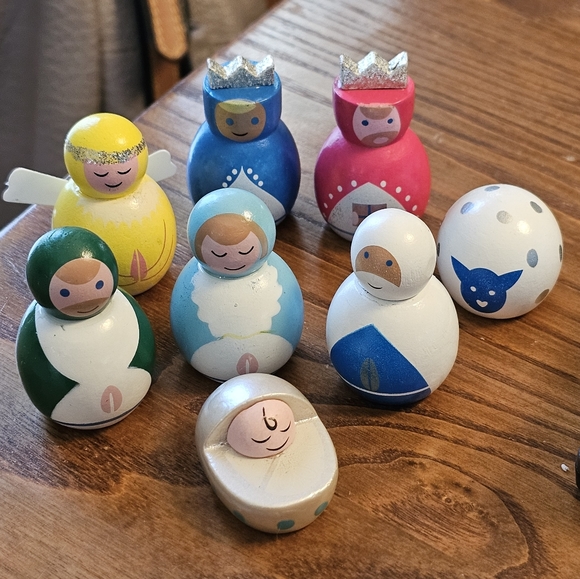Wooden Nativity Set - 8 pcs (Missing one of the Wise Men) - Picture 1 of 2
